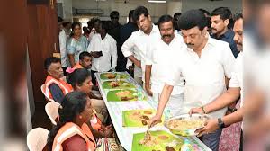  போலிவாக்கத்தில் முதலமைச்சர் மு.க.ஸ்டாலின் விரிவுபடுத்தப்பட்ட இலவச உணவுத் திட்டத்தை  தொடங்கி வைத்தார்